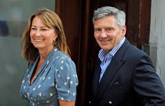 Stolze Grosseltern II: Carole und Michael Middleton auf dem Weg ins St. Mary's. (Bild: Keystone)