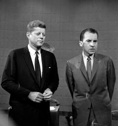 Senator John Fitzgerald Kennedy (links) und der damalige Vicepräsident Richard Nixon posieren am 26. September 1960 vor ihrer gemeinsamen Fernsehdebatte während der Präsidentschaftswahlen. (Bild: Keystone)