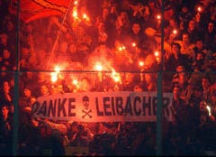 Hommage an einen Attentäter: Fans des Schlittschuhclubs Bern huldigen im März 2004 beim Auswärtsspiel in Zug Friedrich Leibacher. Dieser hatte drei Jahre zuvor 14 Politiker in Zug erschossen. (Bild: Keystone)