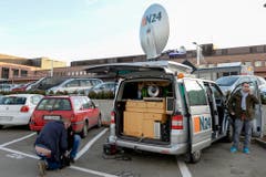 Ein TV-Übertragungswagen steht vor dem Kantonsspital in Münsterlingen, wo Udo Jürgens am Sonntag verstarb. (Bild: Keystone)