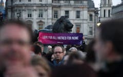 epa05866586 Londoners dislplay a banner during a vigil in Trafalgar Square in London, Britain, 23 March 2017. Thousands of Londoners gather in Trafalgar Square to remember the people killed in the London terror attack on 22 March 2017. Scotland Yard in Britain said on 23 March 2017 that police have made seven arrests in raids carried out over night after the terror attack in the Westminster Palace grounds and on Westminster Bridge on 22 March 2017 leaving at least four people dead, including the attacker, and 29 people injured. EPA/FACUNDO ARRIZABALAGA (Bild: Keystone)