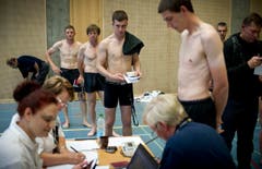 Wie schwer sind die Seilzieher? Das Gewicht wird genau notiert. (Bild: Michel Canonica)