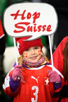 Die Schweizer Fans sind in Belfast parat für die Partie gegen Nordirland. (Bild: Laurent Gilliéron / Keystone)
