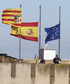 Auch die spanische und die europäische Flagge wurden auf Halbmast gesetzt. (Bild: Keystone)