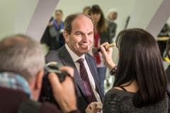 Ab vor die Linse: Bruno Damann wird für die Kamera geschminkt. (Bild: Michel Canonica)