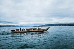 Zwischen dem Schlossgut Pfäffikon und der Insel Ufenau, beides landwirtschaftlicher Besitz des Klosters Einsiedeln, liegt ein gutes Stück Zürichsee. Der Zürcher Stephan Rappo hat mit seiner Kamera Pächter Josef Häcki und seine Rinder auf einem Kahn zum Weiden auf die Insel begleitet und damit in der Kategorie "Schweizer Reportagen" gewonnen. (Bild: Swiss Press Photo/Stephan Rappo)
