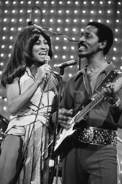 Führten eine von Problemen und Gewalttätigkeiten geprägte Beziehung: Ike und Tina Turner. (Bild: Keystone)