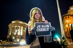 Eine junge Frau trauert in Washington um die Opfer. (Bild: Keystone)