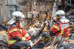 Raduner-Brand: Rundgang mit Brandermittler André Kieser (Bild: Hanspeter Schiess)