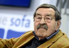 Noch am 14. März 2015 präsentierte Günter Grass an der Leipziger Buchmesse das Buch "Freipass" mit Texten von verschiedenen Autoren. (Bild: Keystone)