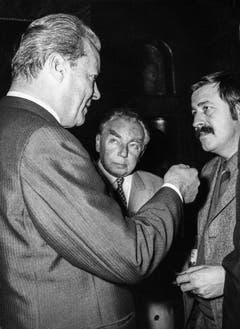 Bundeskanzler Willy Brandt unterhält sich 1970 mit den Schriftstellern Erich Kästner und Günter Grass. (Bild: Keystone)