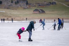 Die Ostschweiz läuft Schlittschuh auf dem Seealpsee (Bild: Urs Bucher)