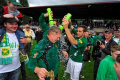 Trainer Erik Regtop wird von den Spielern «erfrischt». (Bild: Urs Bucher)