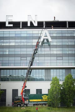 St. Gallen - AFG ARENA Schriftzug wird demontiert (Bild: Ralph Ribi)