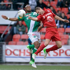Franck Etoundi im Zweikampf mit einem Bieler. (Bild: Keystone)