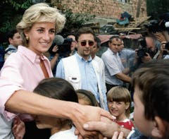 Prinzessin Diana jugendliche Minenopfer während ihres Besuches in Bosnien aus Anlass ihres Engagements für ein globales Verbot von Landminen. (Bild: Keystone (Sarajevo, 10. August 1997))