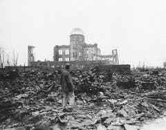 Ein Kriegskorrespondent der Allierten steht inmitten der Trümmer von Hiroshima. (Bild: Keystone)