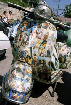 Heiliger geht's kaum: Dieses Gefährt war ein Objekte der Begierde an einem Vespa-Treffen im zürcherischen Meilen. (Bild: Keystone)