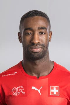 Johan Djourou, Note 4. Spielt seine ganze Routine aus und bringt Ruhe rein. Zu kurzer Pass bleibt ohne Folge. (Bild: Keystone / Gian Ehrenzeller)