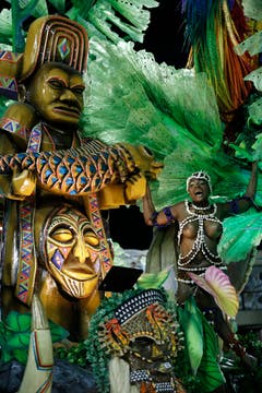 EDS NOTE: NUDITY - A performer from the Beija Flor samba school, parades on a float during Carnival celebrations at the Sambadrome in Rio de Janeiro, Brazil, Tuesday, Feb. 17, 2015. (AP Photo/Silvia Izquierdo) (Bild: Keystone)