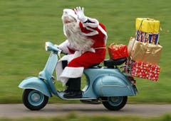 Nicht nur für den Osterhasen, auch für den Nikolaus scheint die Vespa ein gutes Fortbewegungsmittel zu sein. (Bild: Keystone)