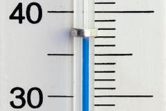 Am 24. Juni kletterte das Thermometer in weiten Teilen der Schweiz bis gegen 40 Grad. (Bild: ENNIO LEANZA (KEYSTONE))