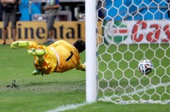 Frankreich-Goalie Hugo Lloris kann den Freistoss von Blerim Dzemaili nicht halten. (Bild: Keystone)