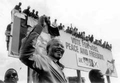 ANC-Präsident Nelson Mandela winkt seinen Anhängern im April 1994 im Rahmen der ersten demokratischen Wahlen in Südafrika. Bei den Wahlen gewinnt der ANC die Mehrheit, Mandela wird erster schwarzer Präsident des Landes. (Bild: Keystone)