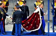 König Willem-Alexander trägt den Königsmantel, Königin Maxima trägt ein königsblaues Kleid. (Bild: Keystone)