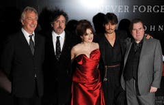 Eine illustre Truppe: Alan Rickman, Tim Burton, Helena Bonham Carter, Johnny Depp und Timothy Spall an der Premiere von "Sweeney Todd - Der teuflische Barbier aus der Fleet Street" im Jahr 2008. (Bild: Keystone)
