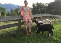 Martina Jenny (Jenins, Graubünden) wurde als Hirtin abgelichtet. (Bild: pd)
