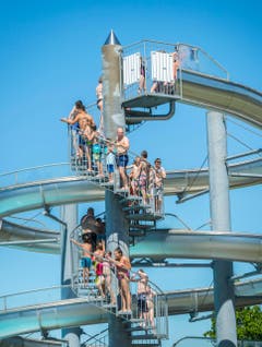 Hochbetrieb auf der Seebad-Rutschbahn in Romanshorn. (Bild: Andrea Stalder)