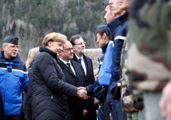 Die deutsche Kanzlerin Angela Merkel, der französische Präsident Francois Hollande und der spanische Premierminister Mariano Rajoy reisten nach Le Vernet um mit den Rettungskräften zu sprechen. (Bild: Keystone)