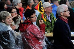 Die Berner-Jasser fiebern mit ihren Spielern mit. (Bild: Reto Martin)