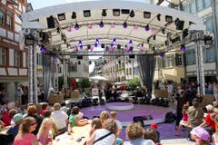 Die Showbühne mitten in der Wiler Altstadt. (Bild: Ralph Ribi)