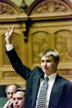Erst 21 Jahre alt: Am 4. Dezember 1995 wird Toni Brunner als jüngstes Mitglied zum neuen Nationalrat vereidigt. (Bild: Keystone)