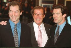 Drei 007-Agenten vereint: Timothy Dalton (links), Roger Moore (Mitte) und Pierce Brosnan während einer Premiere 1994. (Bild: Keystone)