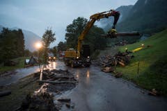 Aufräumarbeiten nach den Erdrutschen in Schwendi. (Bild: Keystone)