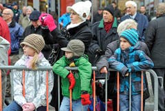 Zaungäste warten gespannt auf Hansjörg Walter. (Bild: Reto Martin)
