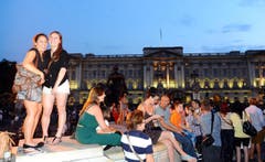 Freude in Grossbritannien: Zahlreiche Menschen feiern vor dem Buckingham Palace die Geburt des kleinen Prinzen. (Bild: Keystone)