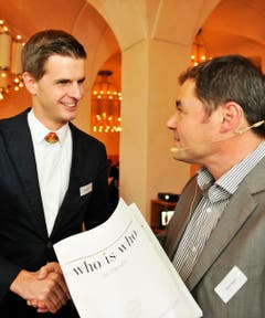 Nicolas Senn wird Thurgauer des Jahres. Redaktionsleiter David Angst gratuliert. (Bild: Donato Caspari)