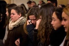 Junge Menschen weinen bei einer Messe nahe von Barcelona um Absturzopfer. (Bild: Keystone)