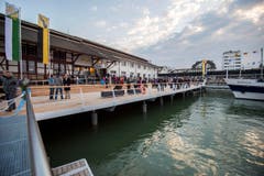 Die Plattform wertet einen Hafen, der wegen seines Zustandes jahrelang in Verruf war, auf. (Bild: Reto Martin)
