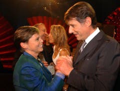 Die Schweizerin des Jahres 2004, Lotti Latrous, zusammen mit dem Sänger, der ihr herzlich gratulierte. (Bild: Keystone)
