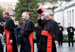 Die amerikanischen Kardinäle Roger Mahony, Edwin O'Brien und Timothy Dolan (von links) begeben sich ins Gästehaus Sanctae Martae, in welchem die Kardinäle während des Konklaves residieren. (Bild: Keystone)
