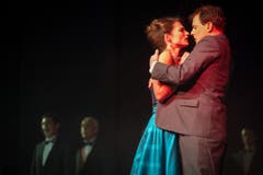 Viktoria (Ramona Holy) und Husarenrittmeister Stefan Koltay (Michael Suttner). (Bild: Benjamin Manser)
