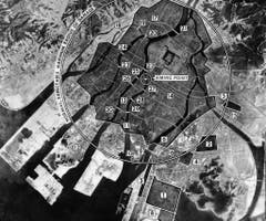 Mit diesem Bilderdiagramm wurde der Angriff vom 6. August auf Hiroshima geplant. Wichtig für die US-Armee waren folgende Gebäude: 1) Armeetransport-Basis, 2) Nachschubdepot, 3) Nahrungsdepot, 4) Kleiderdepot, 5) Eisenbahnstation, 6) Unbekanntes Industriegebäude, 7) Textil-Anlage, 8) Textilmühle, 9) Textil-Mühle, 10) Stromwerk, 11) Unbekannt, 12) Stromwerk, 13) Stromgenerator, 14) Telefongesellschaft, 15) Gaswerk, 16) Bahnhof, 17) Bahnhof, 18-30) Brücken. (Bild: Keystone)