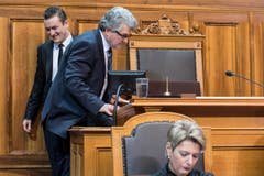 Von Raphael Comte zu Ivo Bischofberger: Der abtretende Ständeratspräsident aus dem Kanton Neuenburg überlässt seinem Nachfolger den Platz. Vorne die St.Galler Ständerätin Karin Keller-Sutter. (Bild: Keystone)