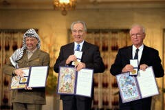 Dieses Bild zeigt die Friedensnobelpreisträger Yassir Arafat, Schimon Peres und Yitzhak Rabin, von links. (Bild: Keystone)