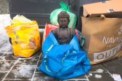 Diese Buddah-Figur hat ausgedient und steht beim Recycling-Abfallcontainer im St.Fiden Quartier in St.Gallen. (22.01.2017) (Bild: Urs Bucher)